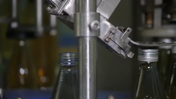 Mekanismen för automatisk flaskan tak maskin. — Stockvideo