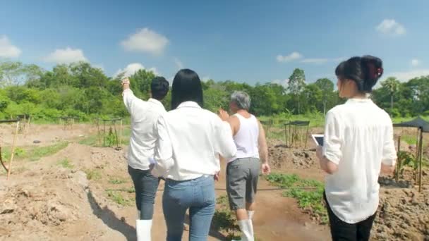 Equipe de Agricultor Caminhando em um campo e conversando sobre inspeção de qualidade — Vídeo de Stock