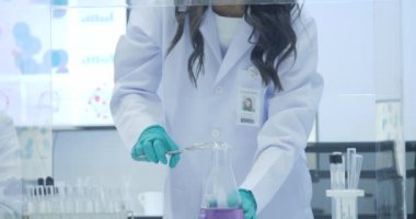 Kadın tıbbi araştırma bilim adamları Kuru buz bir cam kabı koy.