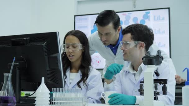 Team av medicinsk forskning forskare arbetar på datorer i det moderna laboratoriet. — Stockvideo