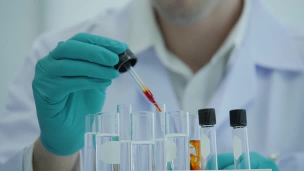 Cientistas realizam testes médicos em laboratório . — Vídeo de Stock