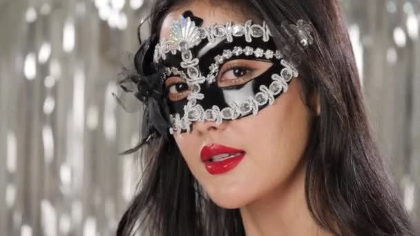Maskeli balo maskesi partide flört giymiş seksi kadın — Stok video