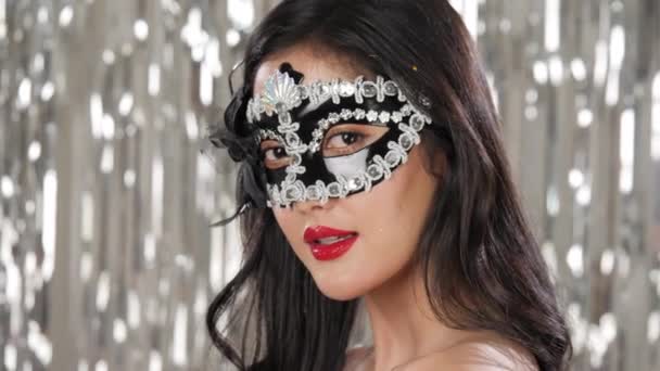 Sexy Frau mit Maskenmaske flirtet auf Party — Stockvideo