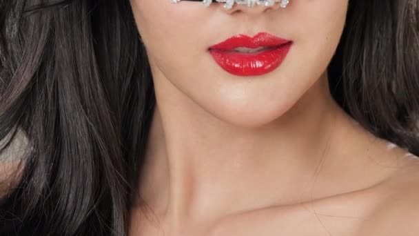 Macro closeup de mulher sexy vestindo máscara de mascarada flertando na festa — Vídeo de Stock