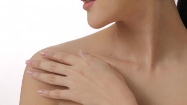 Güzel kadın sağlıklı cilt ve ağır çekimde çıplak omuzlarına dokunmak güzellik portresi kapatın