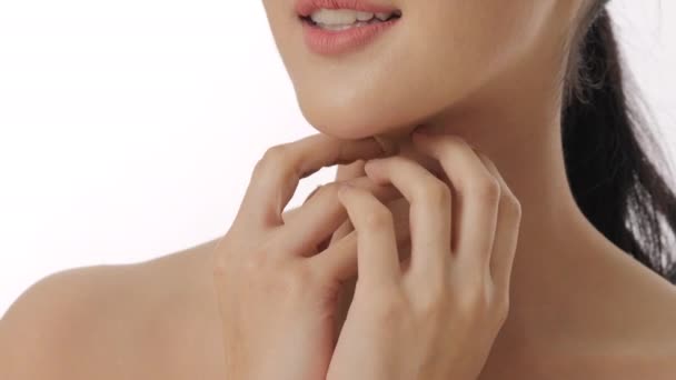 Close up ritratto di bella giovane donna asiatica toccare il viso e la pelle sana in slow motion concetto di cura della pelle . — Video Stock