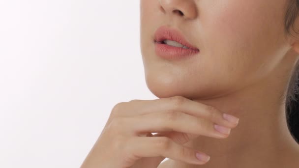 クローズ アップの顔、スローモーションのスキンケア発想の健康な皮膚に触れる美しい若いアジア女性の肖像画. — ストック動画