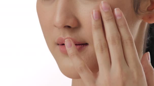 Close-up van portret van mooie jonge Aziatische vrouw aanraken van gezicht en gezonde huid in slowmotion skincare concept. — Stockvideo