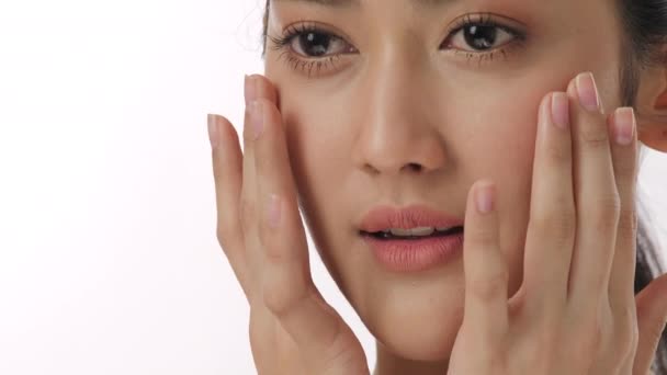 クローズ アップの顔、スローモーションのスキンケア発想の健康な皮膚に触れる美しい若いアジア女性の肖像画. — ストック動画