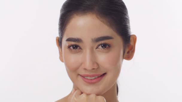 Atraktivní Asijské žena Naznačení polibku na fotoaparátu na bílém pozadí v pomalém pohybu. — Stock video