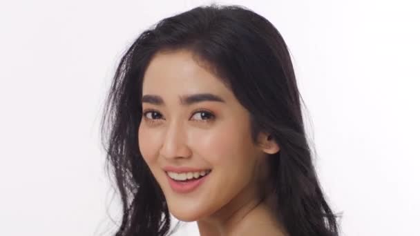 Atrakcyjna kobieta azjatyckich, uśmiechając się i śmiejąc się z kamery na białym tle. — Wideo stockowe
