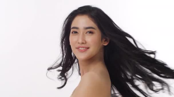 Aantrekkelijke Aziatische vrouw gooien haar lange haren — Stockvideo