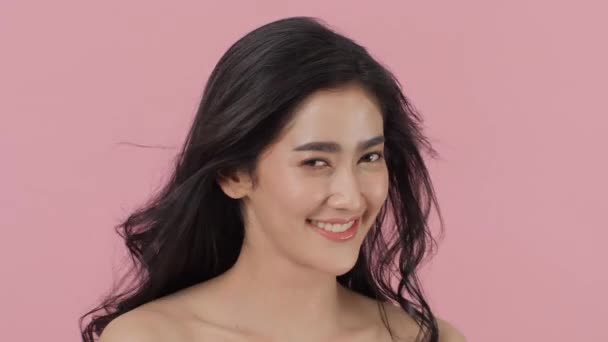 Uzun saçlarını savurma çekici Asyalı kadın — Stok video