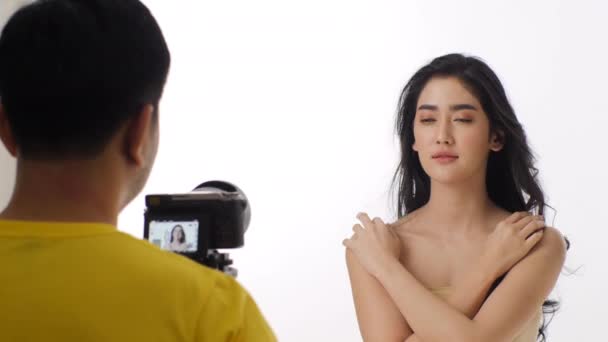 비디오 카메라에 기록 되 고 아름 다운 젊은 아시아 여자 모델의 장면 장면 뒤에. — 비디오