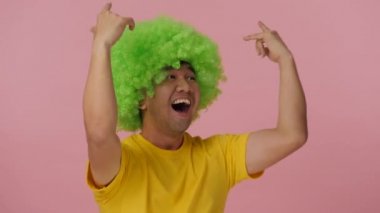 Renkli afro peruk mutluluk ifade ile genç deli adam.
