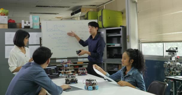 Na aula de Ciência da Computação Professor conversando com alunos sobre tecnologia robótica . — Vídeo de Stock