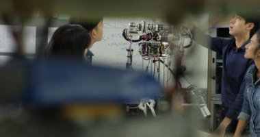 İnşaat robot atölye üzerinde birlikte takım genç elektronik mühendisi.