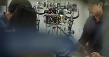 İnşaat robot atölye üzerinde birlikte takım genç elektronik mühendisi.