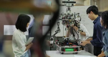 İnşaat robot atölye üzerinde birlikte takım genç elektronik mühendisi.