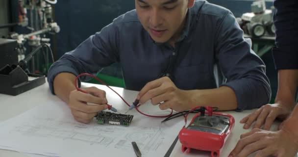 Estudante asiático está estudando eletrônica e medindo o sinal em sala de aula . — Vídeo de Stock