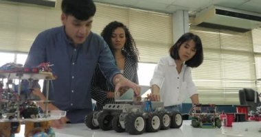Robot yapmak için birlikte çalışan, ortak bir proje üzerinde çalışma elektronik mühendisi ekibi.