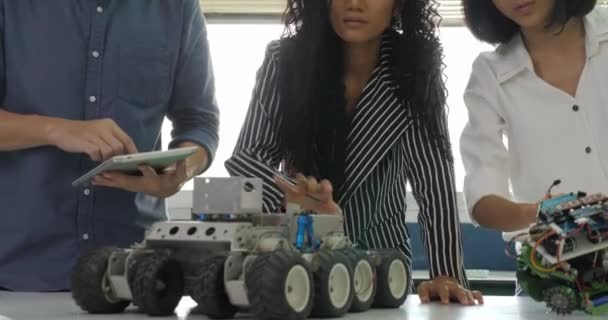 Team av elektroingenjör arbetar tillsammans, samarbetar på ett projekt att bygga robot. — Stockvideo