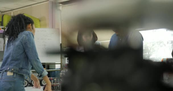 Equipe d'ingénieurs en électronique travaillant ensemble, collaborant sur un projet de construction de robot .