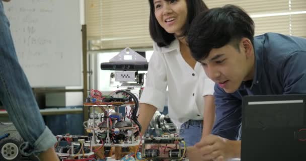 Team di ingegneri elettronici che lavorano insieme, collaborando a un progetto per costruire robot . — Video Stock