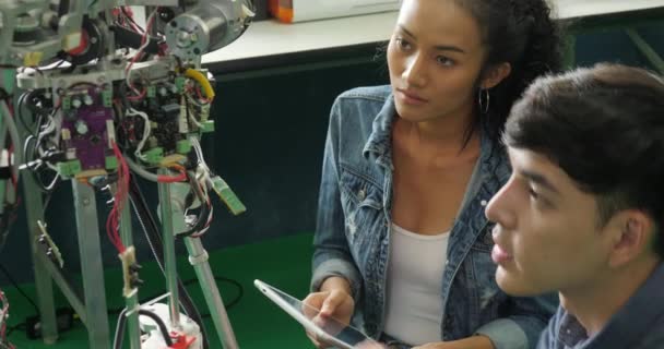 Asiatiska unga elektronikingenjör byggnad, fastställande robotics i laboratorium. — Stockvideo