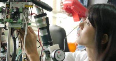 Bina, test, robotik laboratuvarda sabitleme kadın elektronik mühendisi.