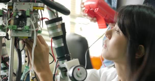 Ingeniería electrónica femenina construcción, pruebas, fijación de robótica en laboratorio . — Vídeos de Stock