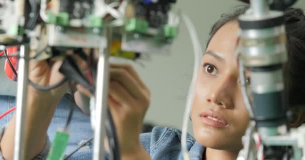 Ingegnere elettronico donna costruzione, test, fissaggio robotica in laboratorio . — Video Stock