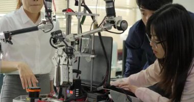 Montaj ve robotik yanıt dizüstü bilgisayar ile test Robot mühendisi ekibi.