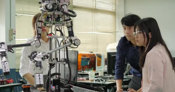 Tým robotiky inženýra montáž a testování robotics odpovědi pomocí přenosného počítače. — Stock video
