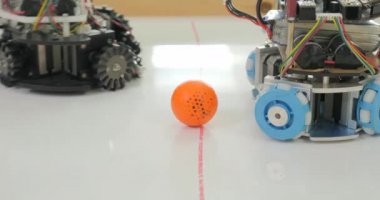 Futbol oynarken özerk Mobil robotlar.