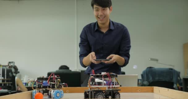 Ingeniero electrónico de programación y control de robots para jugar al fútbol . — Vídeos de Stock