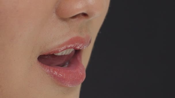 Foto lateral de uma jovem fêmea lambendo os lábios em câmera lenta . — Vídeo de Stock