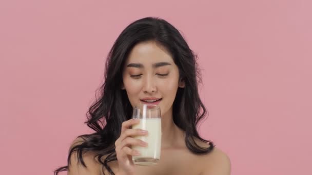 魅力的なアジア女性は牛乳を飲む — ストック動画