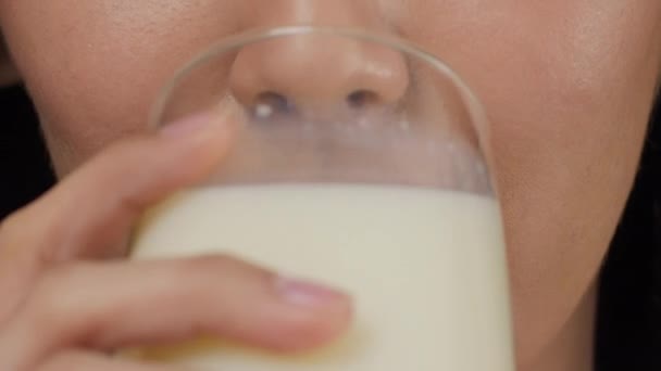 Atractiva mujer asiática bebiendo leche — Vídeo de stock