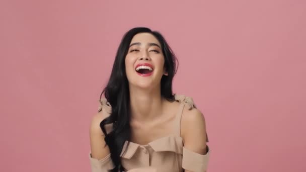 Attraktive asiatische Frau lächelt und lacht. — Stockvideo