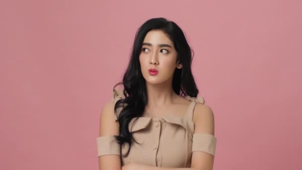 Atraktivní Asijské žena, tvářil se znuděně. — Stock video