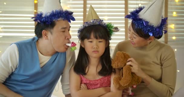 Filha Impertinente Ignorando Pai Mãe Pessoas Que Fazem Festa Juntos — Vídeo de Stock