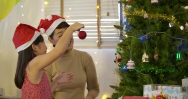 Anne ve kızı Noel ağacı süslüyorlar..