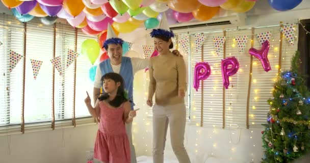 행복 한 젊은 아시아 가족 집에서 파티 이벤트에 함께 춤을. — 비디오