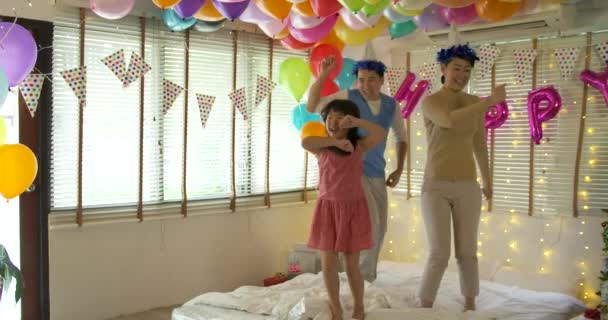 Feliz joven asiática familia bailando juntos en fiesta evento en casa . — Vídeos de Stock