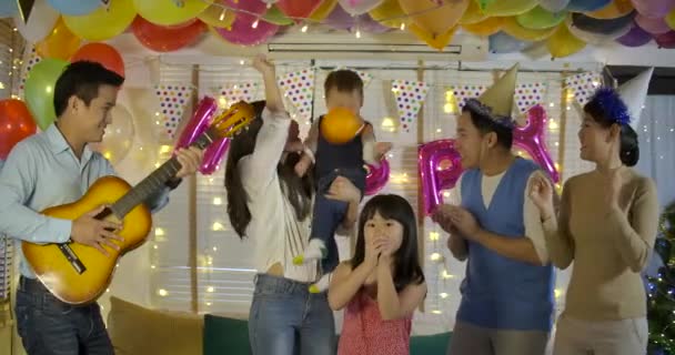 Gruppen av unga asiatiska familjen dansar tillsammans i part händelse hemma. — Stockvideo