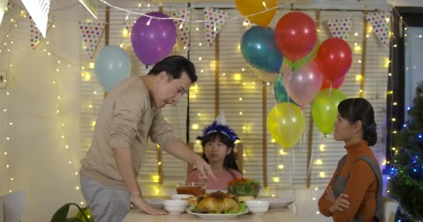 Маленька дівчинка сумна через те, що її батьки сваряться на її день народження . — стокове відео