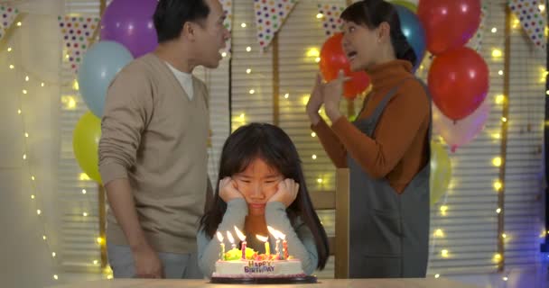 Meisje is verdrietig omdat haar ouders ruzie in haar verjaardagspartij. — Stockvideo