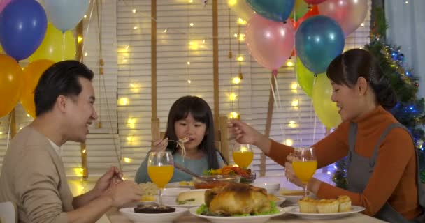 Ευτυχισμένη οικογένεια Ασίας απολαμβάνοντας μαζί το χριστουγεννιάτικο δείπνο. — Αρχείο Βίντεο