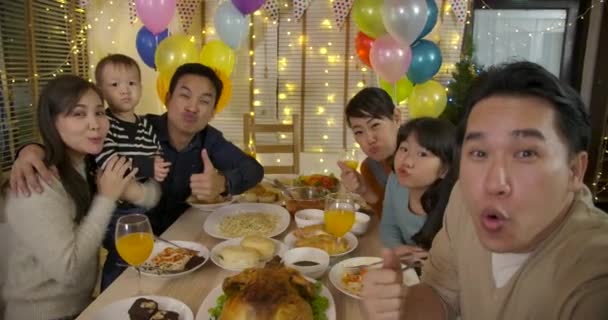 Aziatische en gelukkige familie nemen selfie foto op een kerstfeest. — Stockvideo